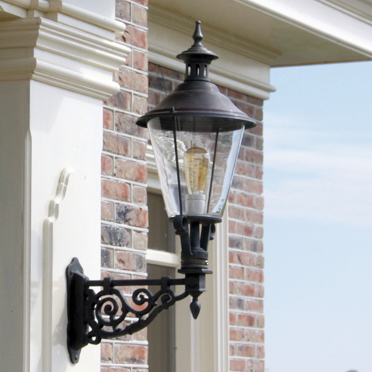 Muurlamp Scheveningen S van brons met koperen deksel en klassieke wandarm