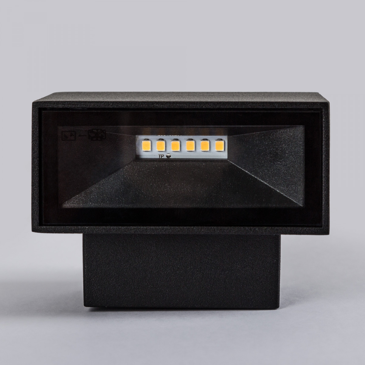 LED Gevelspot Segment Small een prachtige compacte stijlvolle aluminium LED wandspot met zwarte finish, weerbestendig en duurzame buitenverlichting van KS Verlichting