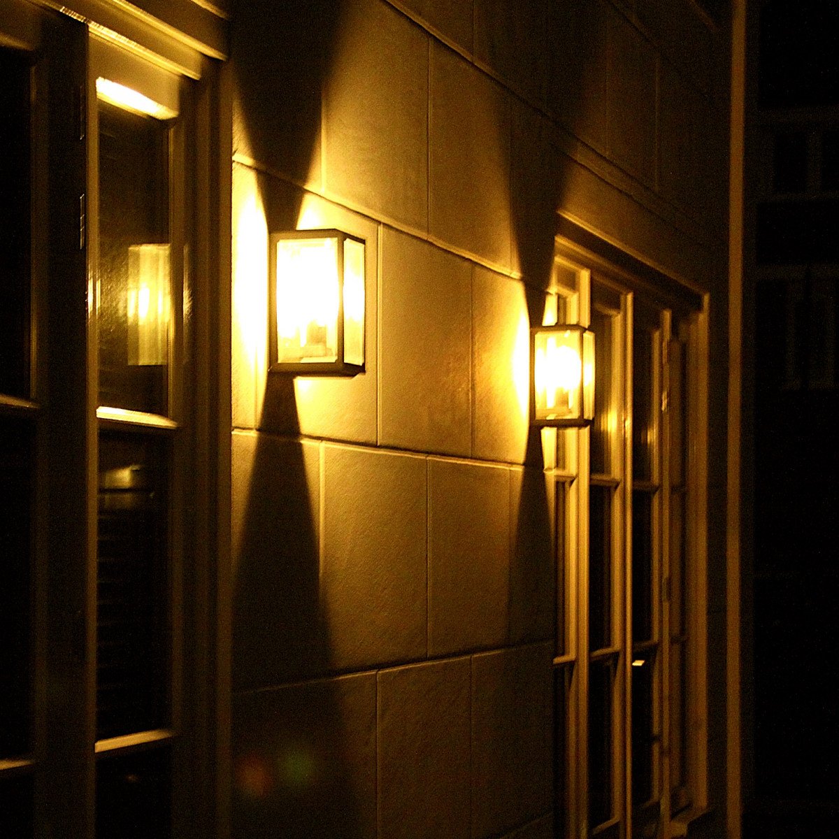 trendy stijlvol strak klassieke muurlamp, 't gooi een prachtige buitenlamp, wandlamp voor huis of veranda van KS Verlichting 