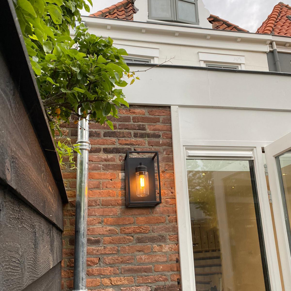 Buitenlamp Hudson zwart, trendy buitenverlichting, stijlvol design, materiaal RVS, zwarte coating, modern box design buitenverlichting van KS Verlichting