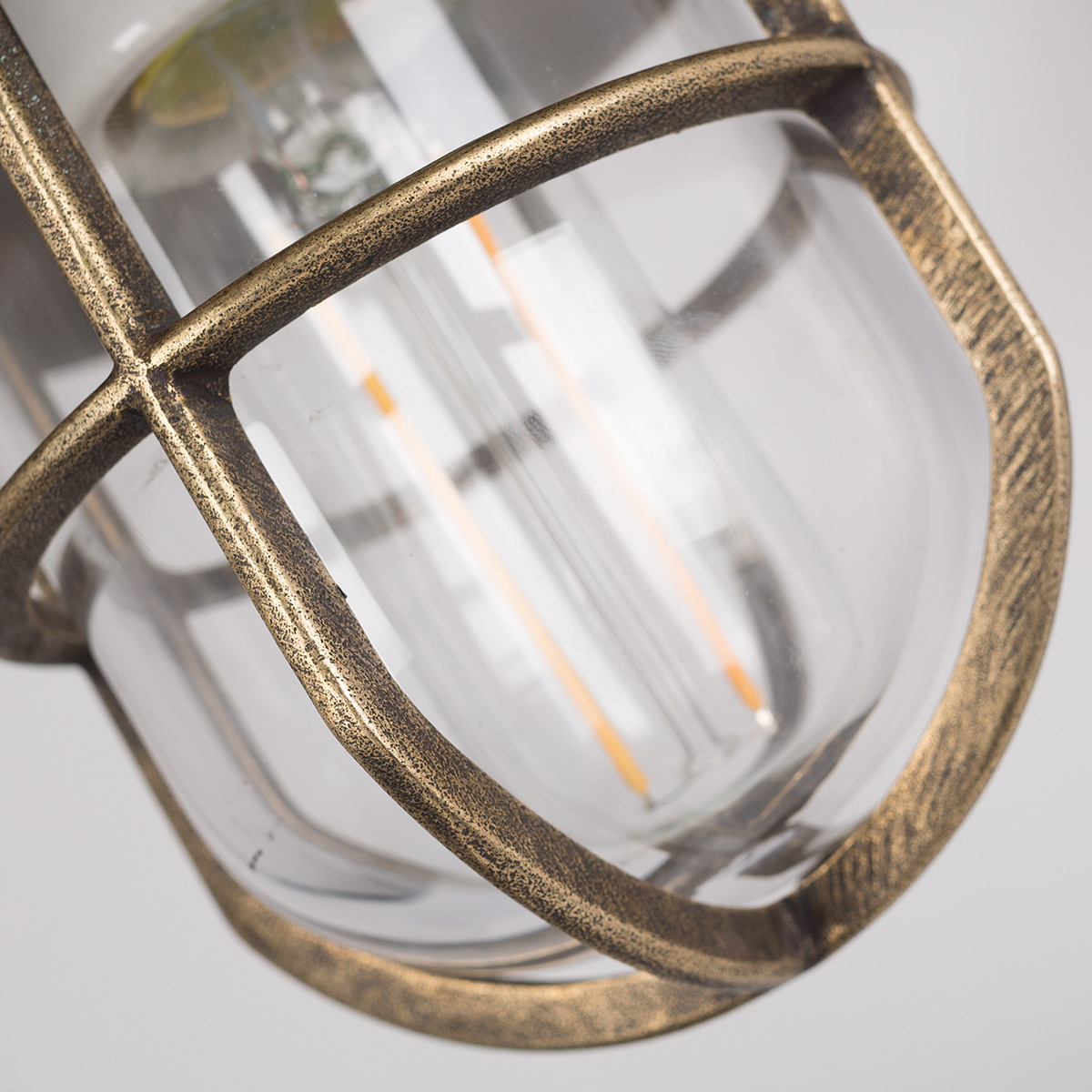 Bronzen wandlamp Labenne met helder stolpglas, beschermend raster en koperen kap – duurzame buitenverlichting van KS.