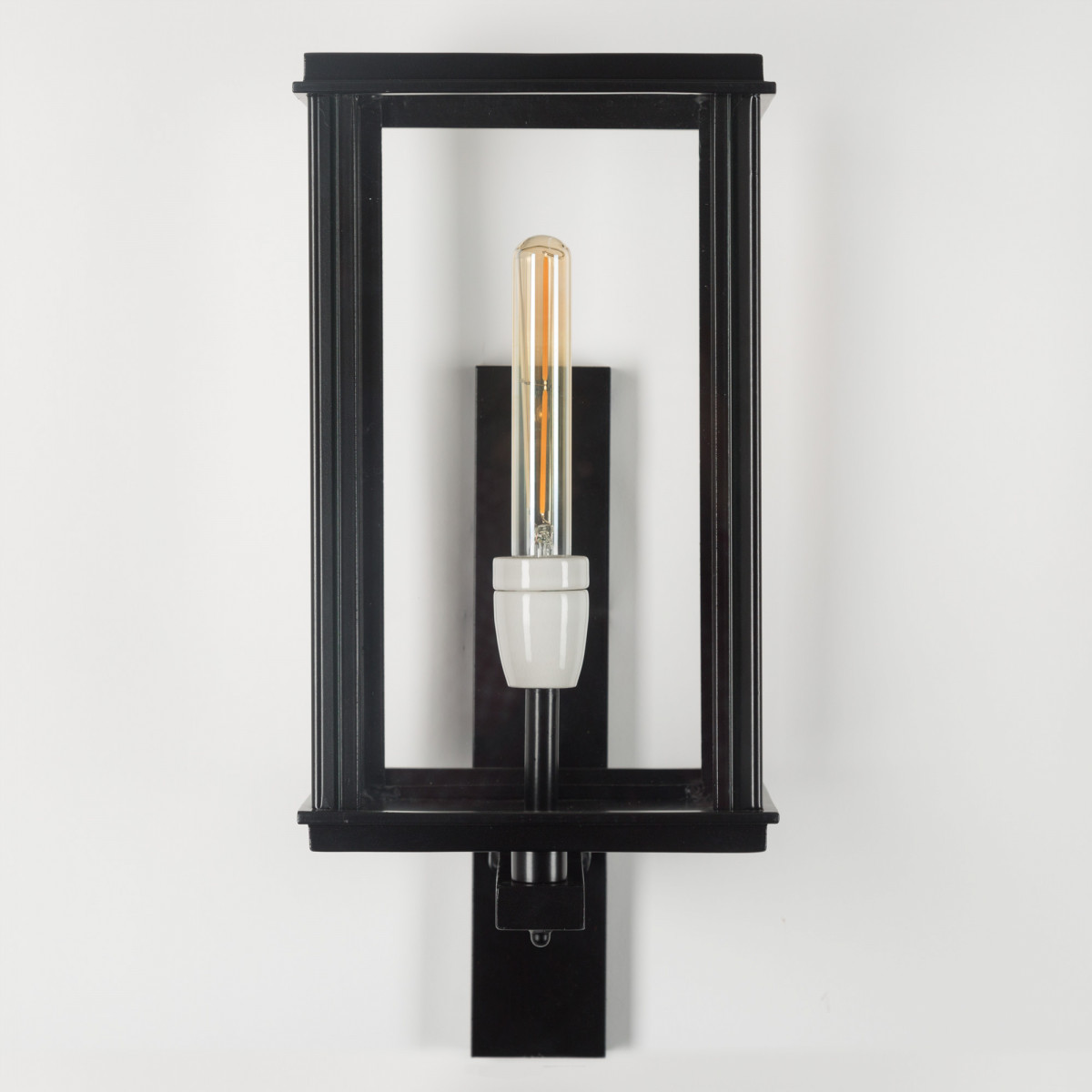 Buiten wandverlichting klassieke buitenlamp stijlvol en strak vormgegeven Capital staand XL wandlamp zwart strak klassieke gevelverlichting van KS Verlichting
