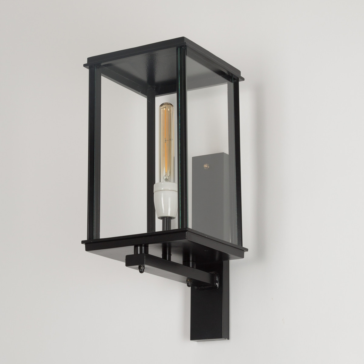 Buiten wandverlichting klassieke buitenlamp stijlvol en strak vormgegeven Capital staand XL wandlamp zwart strak klassieke gevelverlichting van KS Verlichting