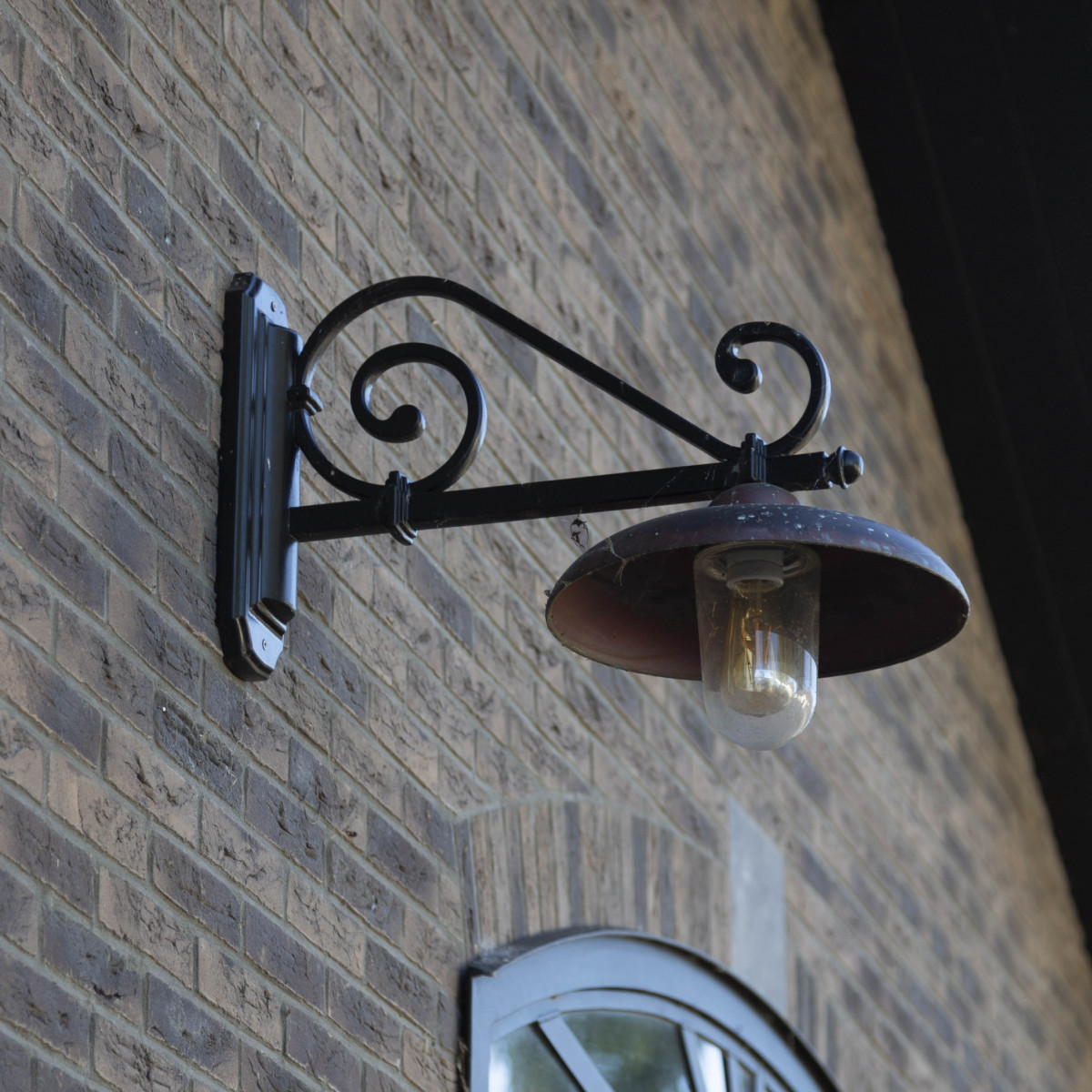 Rennes XL wandlamp met sierlijke aluminium wandsteun, koperen kap en helder glazen stolp, klassieke buitenlamp